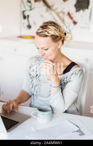 Junge Frau mit laptop Stockfoto