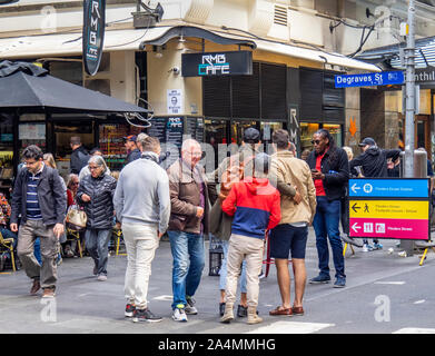 Eingang zur Fußgängerzone Gasse von Boutiquen, Bars, Cafes, Restaurants und Bistros Delgraves Straße von der Flinders Lane Melbourne Victoria Australien Stockfoto