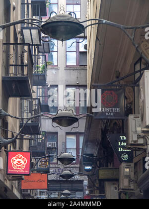 Fußgängerzone Gasse von Boutiquen, Bars Cafés Restaurants Bistros und einzigartige Straße Beleuchtung Lampen in der Mitte Place Melbourne Victoria Australien Stockfoto