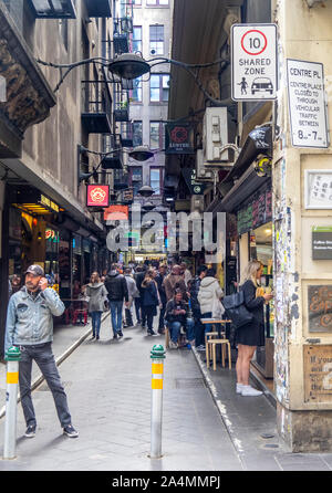 Fußgängerzone Gasse von Boutiquen, Bars, Cafes, Restaurants und Bistros in Mitte Place Melbourne Victoria Australien Stockfoto