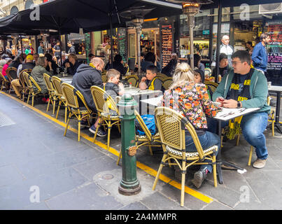 Fußgängerzone Gasse von Boutiquen, Bars, Cafes, Restaurants und Bistros in Degraves Street Melbourne, Victoria, Australien Stockfoto