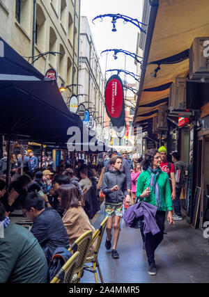 Fußgängerzone Gasse von Boutiquen, Bars, Cafes, Restaurants und Bistros in Degraves Street Melbourne, Victoria, Australien Stockfoto