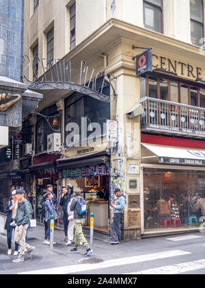 Eingang zur Fußgängerzone Gasse von Boutiquen, Bars, Cafes, Restaurants und Bistros in Mitte Place Melbourne Victoria Australien Stockfoto