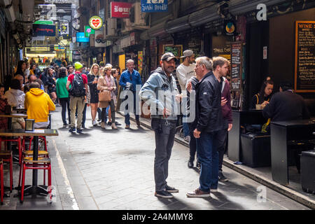 Fußgängerzone Gasse von Boutiquen, Bars, Cafes, Restaurants und Bistros in Mitte Place Melbourne Victoria Australien Stockfoto