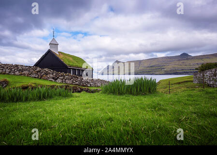 Kleinen Dorf Kirche am Ufer des Meeres in Färöer Inseln, Dänemark Stockfoto