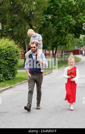 Vater Wandern mit Kindern Stockfoto