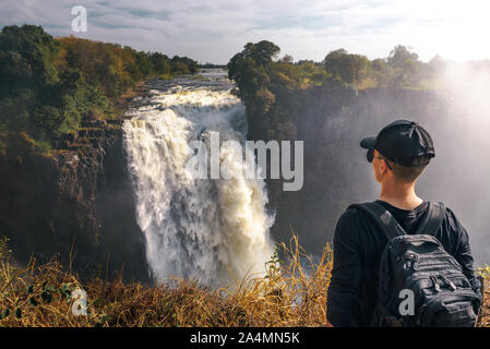 Touristische blickt auf den Victoria Falls am Sambesi in Simbabwe Stockfoto