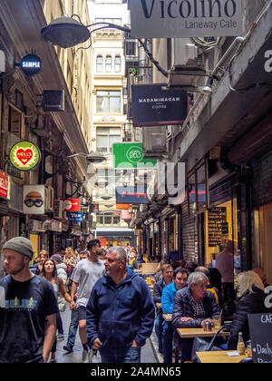 Fußgängerzone Gasse von Boutiquen, Bars, Cafes, Restaurants und Bistros in Mitte Place Melbourne Victoria Australien Stockfoto