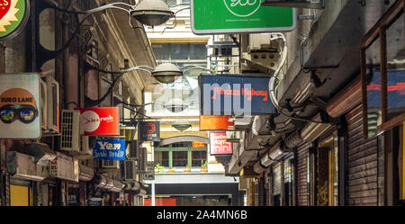 Fußgängerzone Gasse von Boutiquen, Bars Cafés Restaurants Bistros und einzigartige Straße Beleuchtung Lampen in der Mitte Place Melbourne Victoria Australien Stockfoto