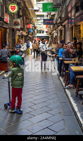 Fußgängerzone Gasse von Boutiquen, Bars, Cafes, Restaurants und Bistros in Mitte Place Melbourne Victoria Australien Stockfoto