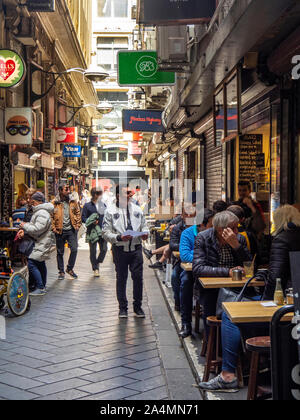 Fußgängerzone Gasse von Boutiquen, Bars, Cafes, Restaurants und Bistros in Mitte Place Melbourne Victoria Australien Stockfoto