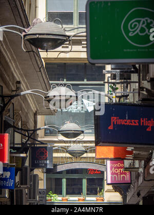 Fußgängerzone Gasse von Boutiquen, Bars Cafés Restaurants Bistros und einzigartige Straße Beleuchtung Lampen in der Mitte Place Melbourne Victoria Australien Stockfoto