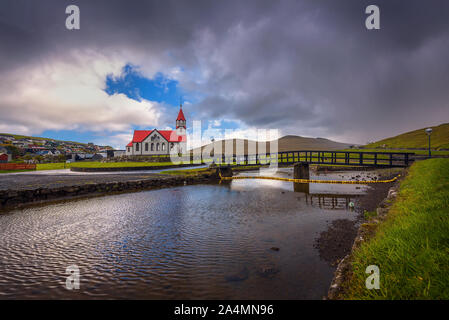 Kirche und den Fluss Stora in Sandavagur auf Färöer, Dänemark Stockfoto