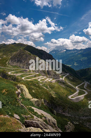 Luftaufnahme von einer alten Straße durch den St. Gotthard Pass in den Schweizer Alpen gehen Stockfoto