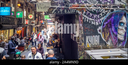 Street Art und Graffiti in der Fußgängerzone Gasse von Boutiquen, Bars, Cafes, Restaurants und Bistros in Mitte Place Melbourne Victoria Australien Stockfoto