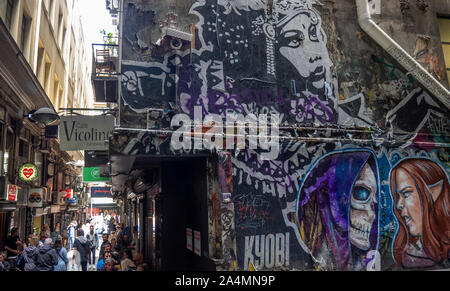 Street Art und Graffiti in der Fußgängerzone Gasse von Boutiquen, Bars, Cafes, Restaurants und Bistros in Mitte Place Melbourne Victoria Australien Stockfoto
