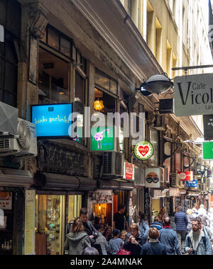 Fußgängerzone Gasse von Boutiquen, Bars, Cafes, Restaurants und Bistros in Mitte Place Melbourne Victoria Australien Stockfoto