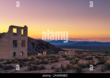 Sonnenaufgang über verlassene Gebäude in Rhyolith, Nevada Stockfoto