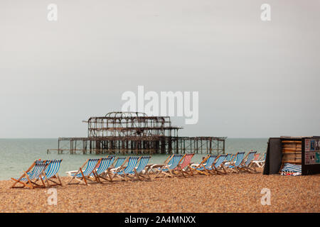 Liegestühle warten auf Touristen im Seebad Brighton und Hove, East Sussex, England am 3. August 2019 zu kommen. Stockfoto