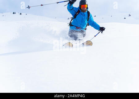 Foto von sportlichen Mann mit Ski Maske und Helm im Winter Resort Stockfoto