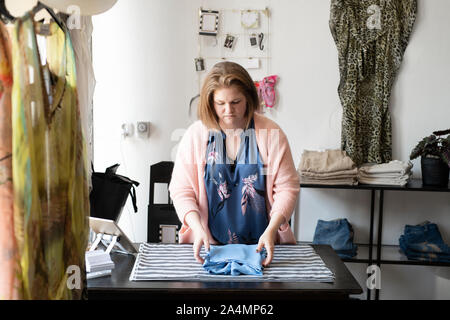Frau in Bekleidungsgeschäft Stockfoto