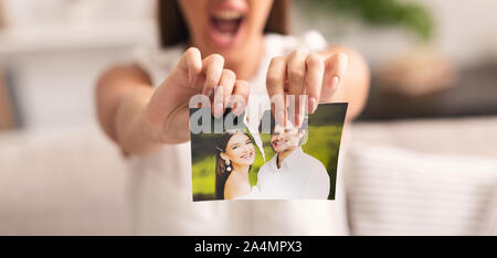 Nicht erkennbare Girl Tearing Apart Foto von Glückliches Paar Indoor, 7/8 Stockfoto