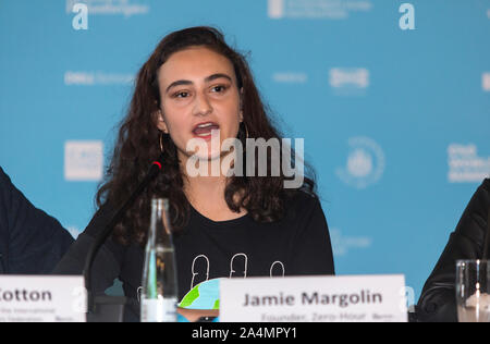 Kopenhagen, Dänemark - Oktober 09, 2019: Jamie Margolin von Seattle, USA, und der Gründer des Zero-Hours Bewegung spricht während der C40-Welt Bürgermeister Gipfel Pressekonferenz im Kopenhagener Rathaus. Mehr als 90 Bürgermeistern von einigen der weltweit größten und einflussreichsten Städte die rund 700 Millionen Menschen in Kopenhagen vom 9. bis 12. Oktober für die C40-Welt Bürgermeister Gipfel treffen. Der Zweck Mit der Gipfel in Kopenhagen ist eine globale Koalition der führenden Städte, Unternehmen und Bürger, sammelt um radikale und ambitionierte Klimapolitik zu errichten. Auch die Leiter der Jugend aus der jüngsten Cl Stockfoto