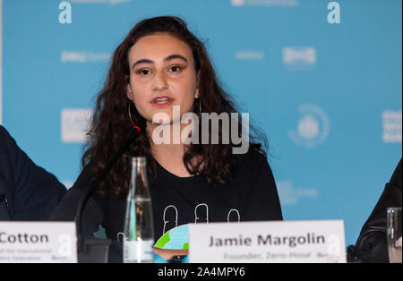 Kopenhagen, Dänemark - Oktober 09, 2019: Jamie Margolin von Seattle, USA, und der Gründer des Zero-Hours Bewegung spricht während der C40-Welt Bürgermeister Gipfel Pressekonferenz im Kopenhagener Rathaus. Mehr als 90 Bürgermeistern von einigen der weltweit größten und einflussreichsten Städte die rund 700 Millionen Menschen in Kopenhagen vom 9. bis 12. Oktober für die C40-Welt Bürgermeister Gipfel treffen. Der Zweck Mit der Gipfel in Kopenhagen ist eine globale Koalition der führenden Städte, Unternehmen und Bürger, sammelt um radikale und ambitionierte Klimapolitik zu errichten. Auch die Leiter der Jugend aus der jüngsten Cl Stockfoto