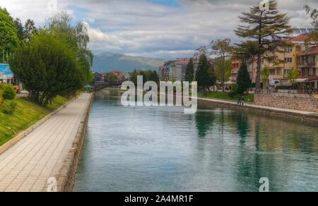 Blick auf Schwarzen Drin aka crn drin in Struga, Ohrid, Mazedonien Stockfoto