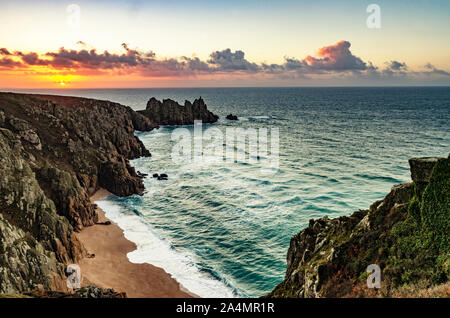 Sonnenaufgang in der Nähe von porthcurno in Cornwall, England Stockfoto