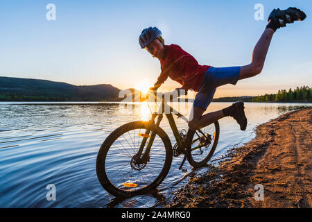 Junge tut Fahrrad Stunt Stockfoto