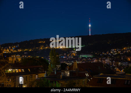 Deutschland, Sternenhimmel in der Nacht über beleuchtet Stuttgart heslach Häuser und Fernsehturm Gebäude Stockfoto