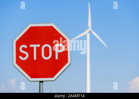 Stop-Schild und wind turbine auf Hintergrund Stockfoto