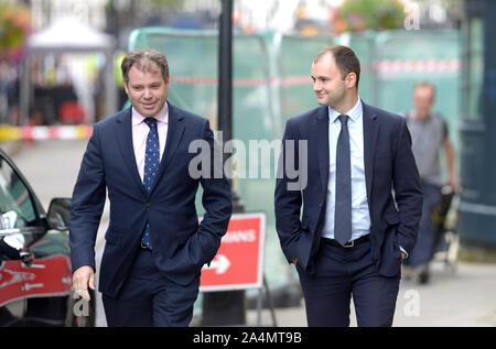 Edward Argar MP (Con: Helen) und Lukas Hall MP (Con: Thornbury und Yate) Ankunft in Downing Street für ein Jahr an der Nummer 10, 2. September 2019 Stockfoto