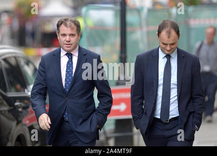 Edward Argar MP (Con: Helen) und Lukas Hall MP (Con: Thornbury und Yate) Ankunft in Downing Street für ein Jahr an der Nummer 10, 2. September 2019 Stockfoto