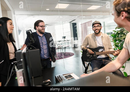 Menschen im Büro Musik wiedergeben Stockfoto