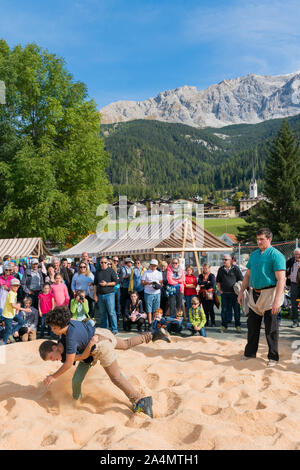 Savognin, GR/Schweiz, 12. Oktober, 2019: Kinder genießen einen Anfall von Schweizer wrestling während eines Workshops Stockfoto