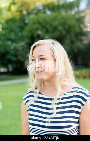 Junge Frau wegschauen Stockfoto