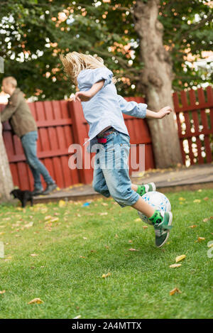 Jungen Fußball spielen Stockfoto