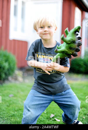 Junge spielt mit Dinosaurier Spielzeug Stockfoto