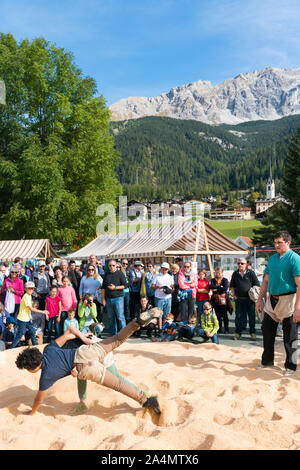 Savognin, GR/Schweiz, 12. Oktober, 2019: Kinder genießen einen Anfall von Schweizer wrestling während eines Workshops Stockfoto