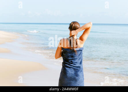 Frau am Sandstrand Stockfoto
