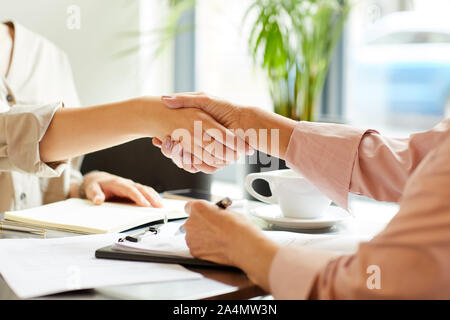 In der Nähe von zwei geschäftsfrauen die Hände schütteln miteinander besprechen sie bei der Vertrag während der Konferenz Stockfoto