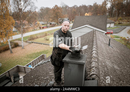 Schornsteinfeger auf dem Dach Stockfoto