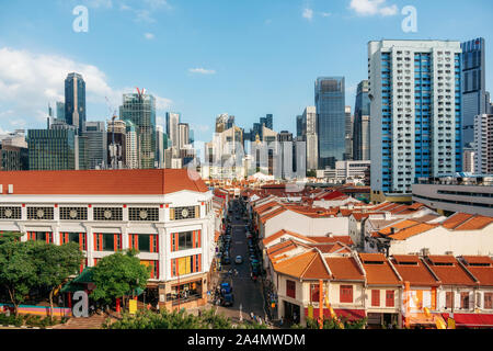 Chinatown, Singapur - Februar 8, 2019: Luftaufnahme von Chinatown mit roten Dächern und Central Business District gegen den blauen Himmel, Singapur Stockfoto