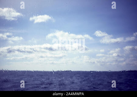 Blick auf das Meer durch nasses Glas Stockfoto