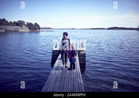 Kinder am Steg Stockfoto