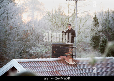 Schornsteinfeger Reinigung Schornstein Stockfoto