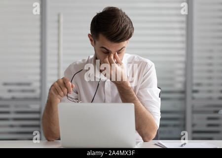 Unternehmer, die Gläser, massieren Nasensteg, trockene Augen Syndrom Stockfoto