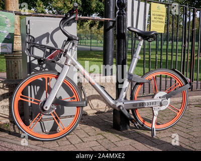 Cambridge, UK - 9. Oktober 2019: mobike Fahrrad Teile Fahrrad neben Metall post geparkt. Stockfoto